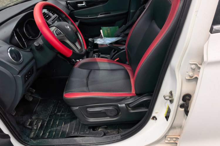 Used HYOSOW S3 2014 1.8L Prestige Version China IV Emission Standard Driver Seat