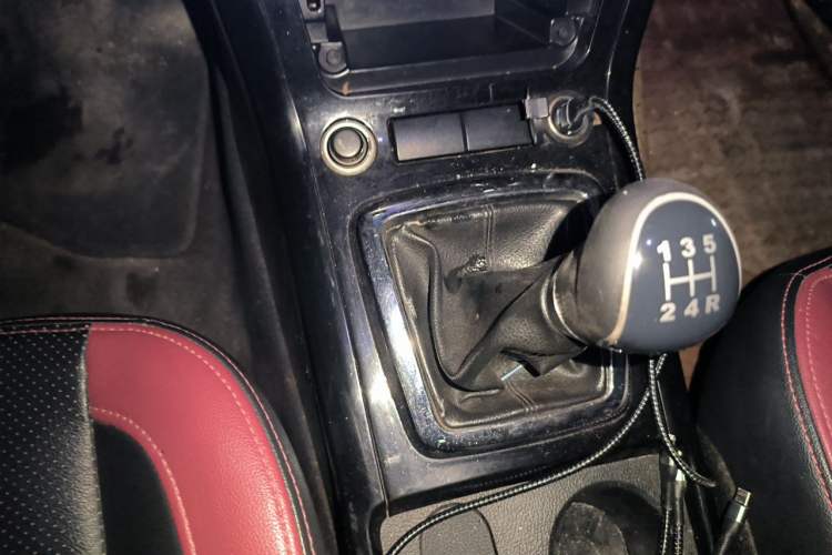 Used HYOSOW S3 2014 1.5L Luxury Version China IV Emission Standard Gear Lever