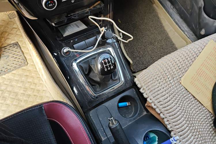 Used HYOSOW S3 2014 1.5L Luxury Version China IV Emission Standard Gear Lever