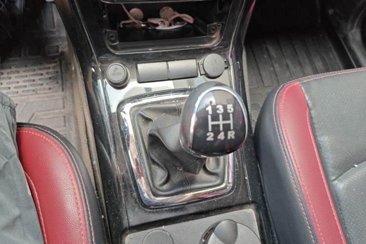 Used HYOSOW S3 2014 1.5L Luxury Version China IV Emission Standard Gear Lever