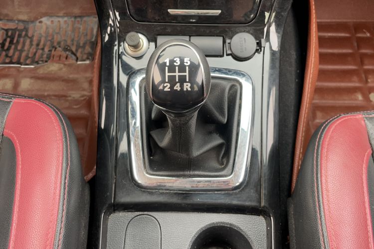 Used HYOSOW S3 2014 1.5L Luxury Version China IV Emission Standard Gear Lever