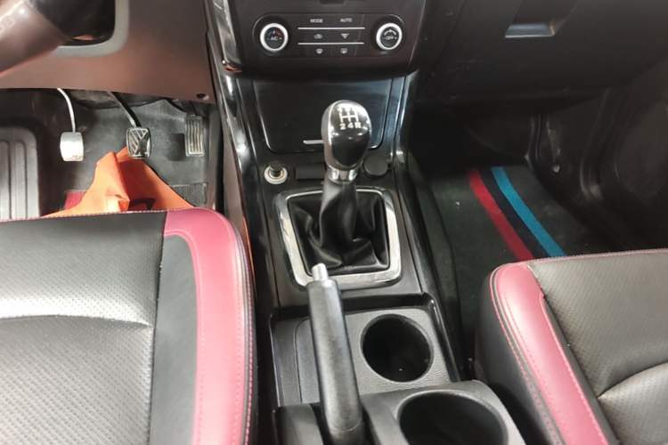 Used HYOSOW S3 2014 1.5L Luxury Version China IV Emission Standard Gear Lever