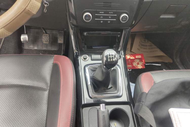 Used HYOSOW S3 2014 1.5L Luxury Version China IV Emission Standard Gear Lever