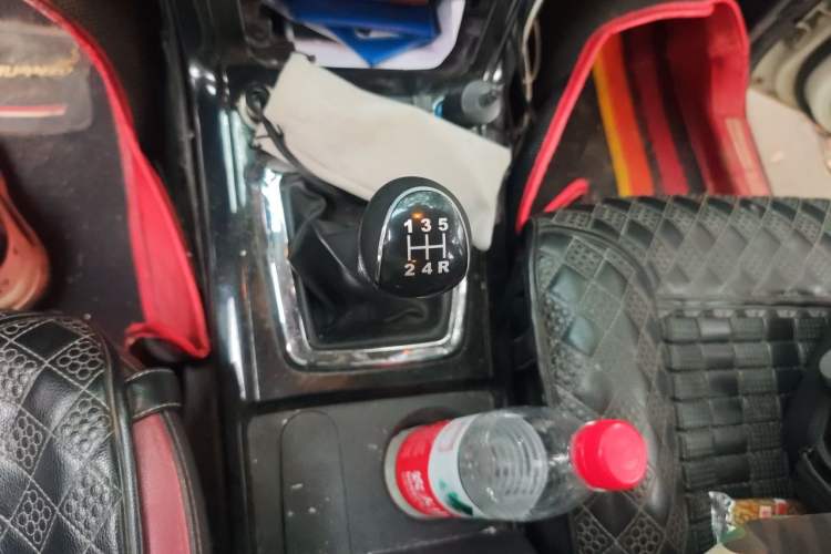 Used HYOSOW S3 2014 1.5L Luxury Version China IV Emission Standard Gear Lever