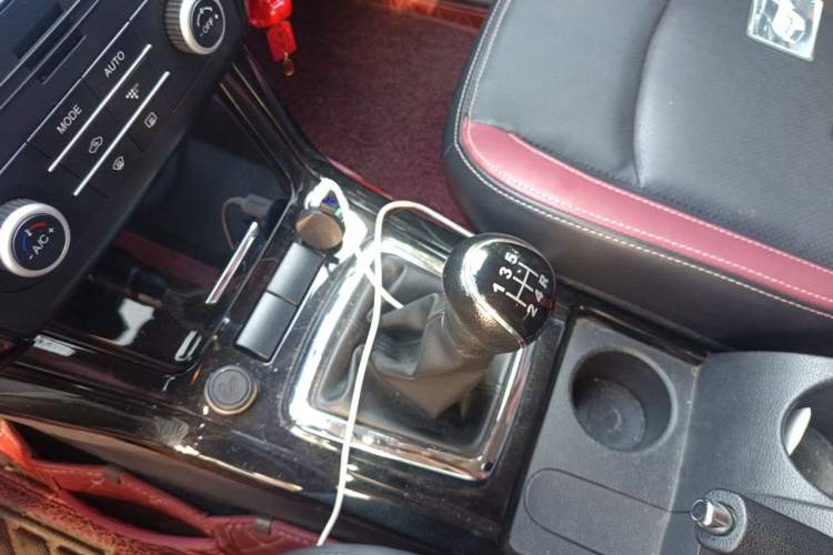 Used HYOSOW S3 2014 1.5L Luxury Version China IV Emission Standard Gear Lever