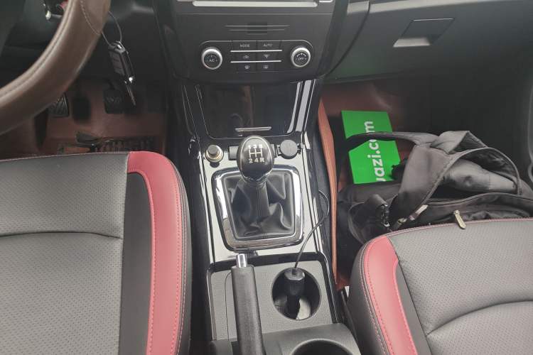 Used HYOSOW S3 2014 1.5L Luxury Version China IV Emission Standard Gear Lever