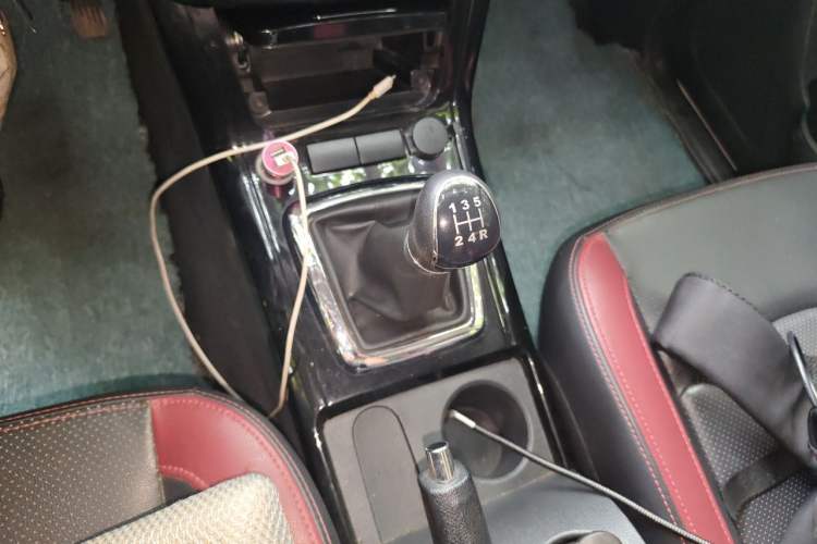 Used HYOSOW S3 2014 1.5L Luxury Version China IV Emission Standard Gear Lever