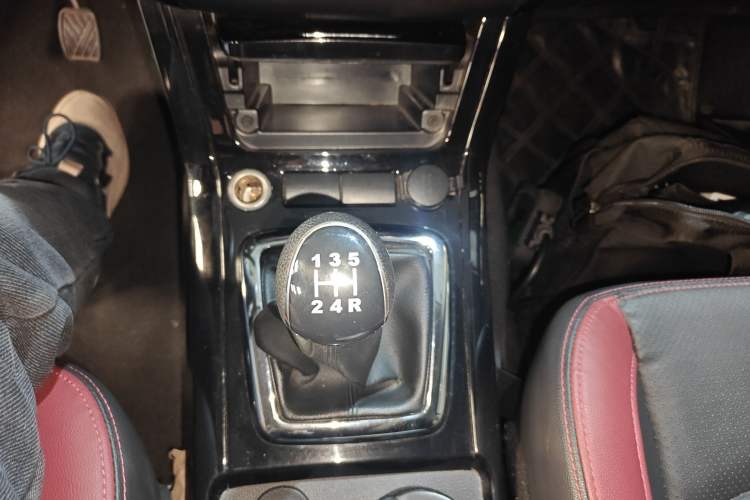 Used HYOSOW S3 2014 1.5L Luxury Version China IV Emission Standard Gear Lever