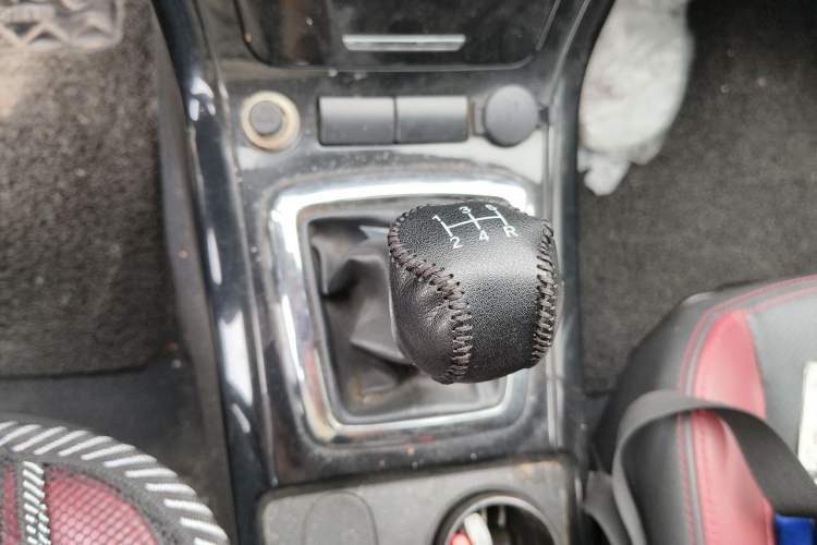 Used HYOSOW S3 2014 1.5L Luxury Version China IV Emission Standard Gear Lever