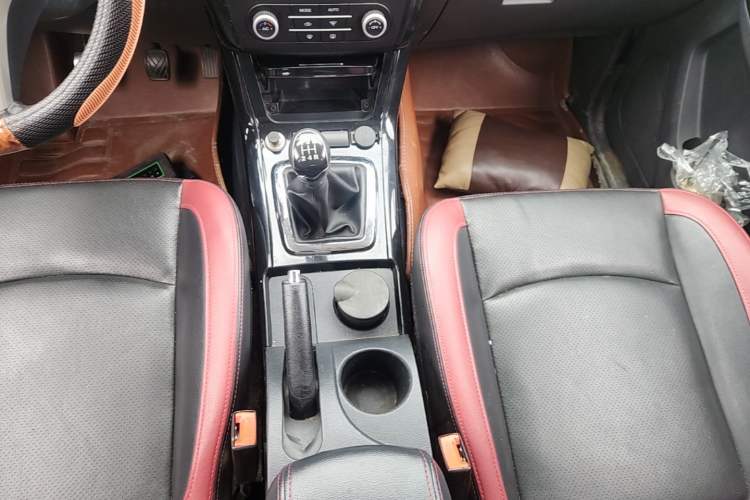 Used HYOSOW S3 2014 1.5L Luxury Version China IV Emission Standard Gear Lever