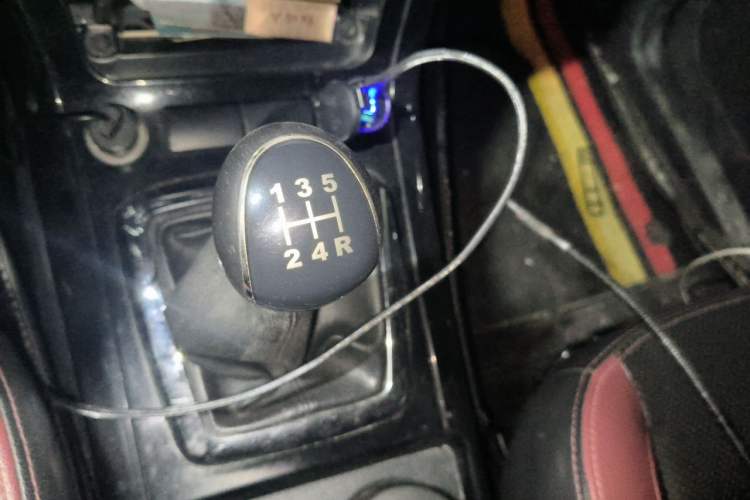 Used HYOSOW S3 2014 1.5L Luxury Version China IV Emission Standard Gear Lever