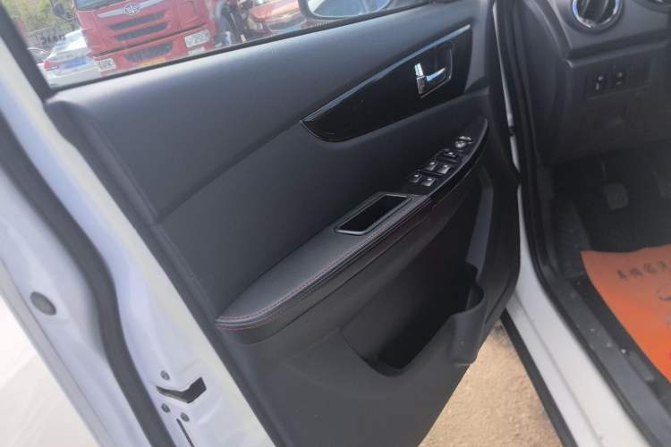 Used HYOSOW S3 2014 1.5L Luxury Version China IV Emission Standard Left Front Door Interior