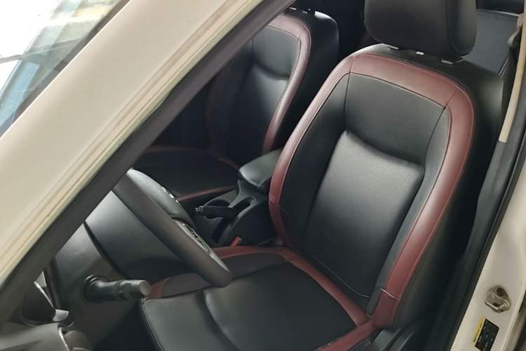 Used HYOSOW S3 2014 1.5L Comfort Version China IV Emission Standard Left Front Seat