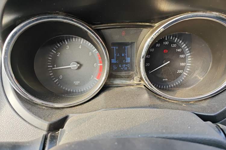 Used HYOSOW S3 2014 1.5L Luxury Version China IV Emission Standard Odometer Close Up