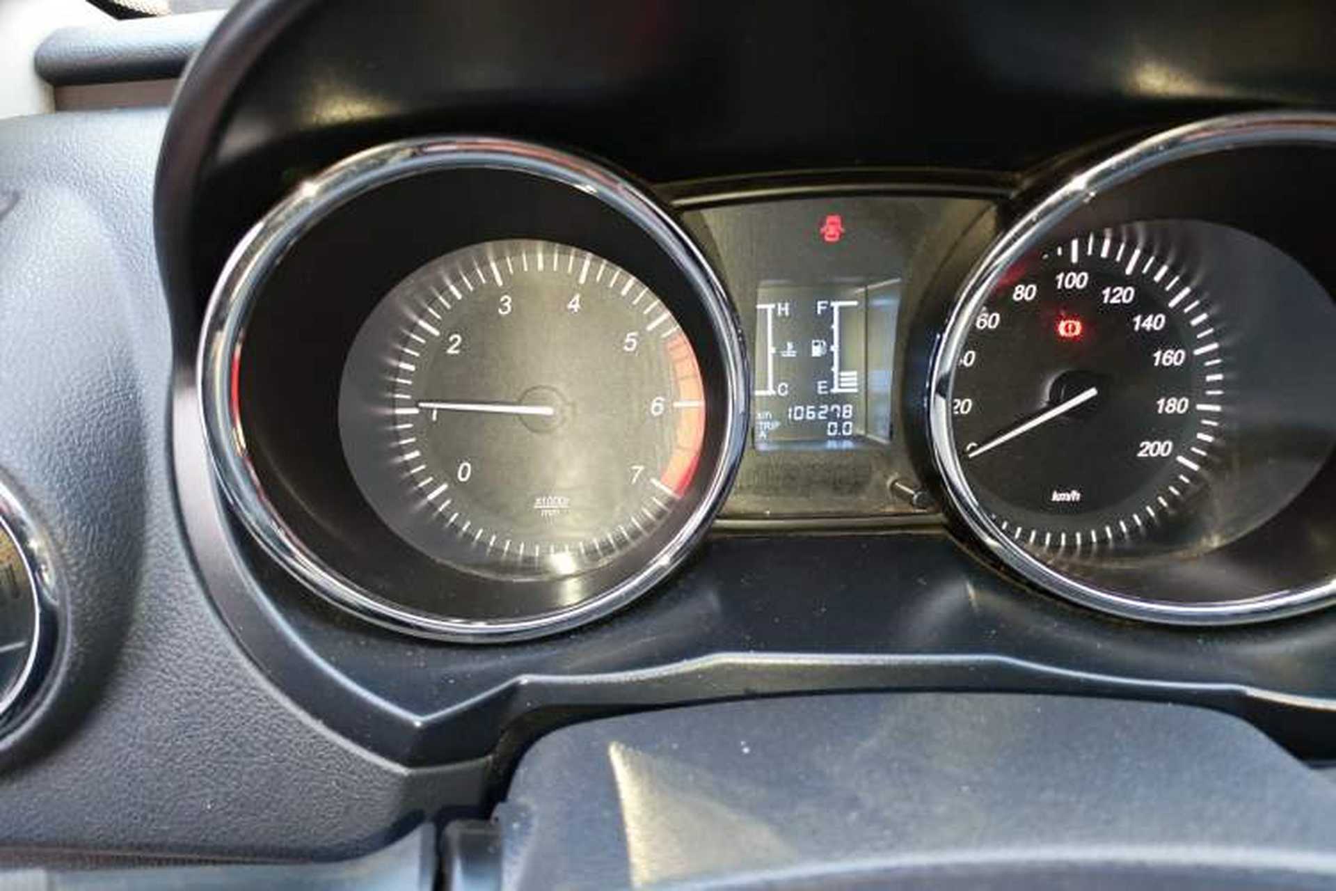Used HYOSOW S3 2014 1.5L Comfort Version China IV Emission Standard Odometer Close Up
