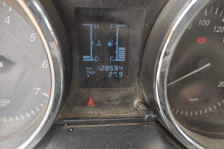 Used HYOSOW S3 2014 1.5L Comfort Version China IV Emission Standard Odometer Close Up