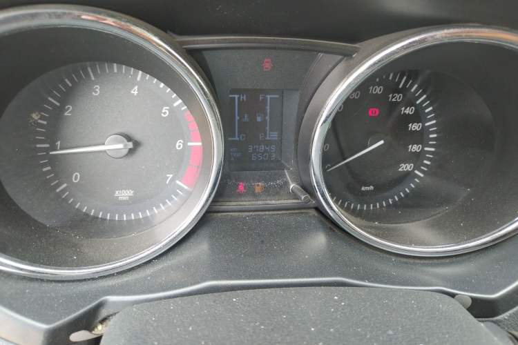Used HYOSOW S3 2014 1.5L Luxury Version China IV Emission Standard Odometer Close Up