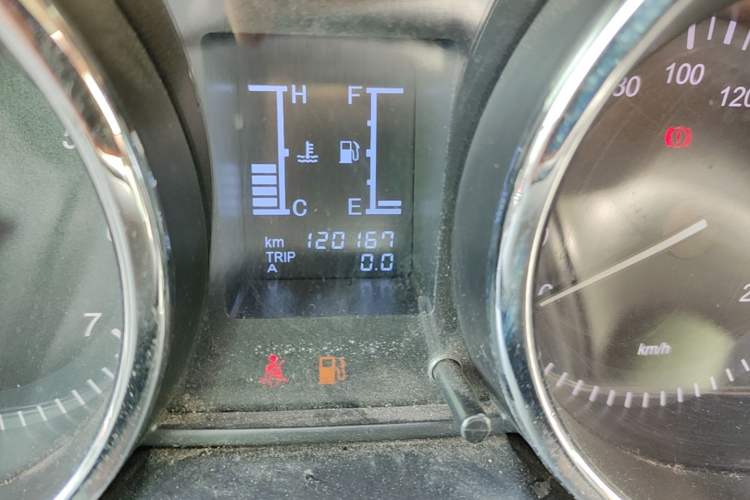 Used HYOSOW S3 2014 1.5L Luxury Version China IV Emission Standard Odometer Close Up