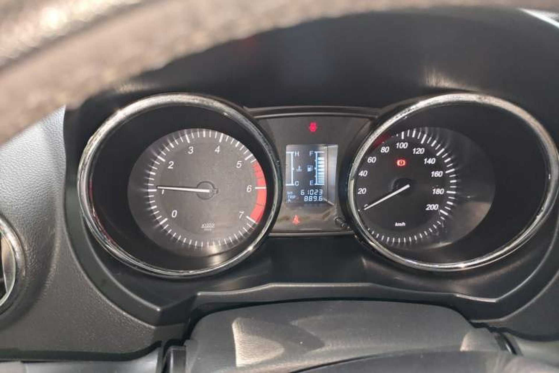 Used HYOSOW S3 2014 1.5L Luxury Version China IV Emission Standard Odometer Close Up
