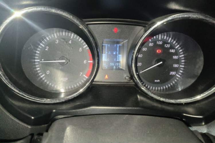 Used HYOSOW S3 2014 1.5L Luxury Version China IV Emission Standard Odometer Close Up