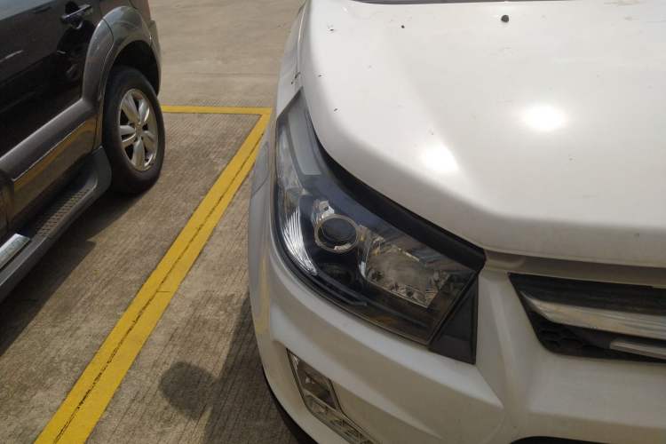 Used HYOSOW S3 2014 1.5L Luxury Version China IV Emission Standard Right Front Headlight