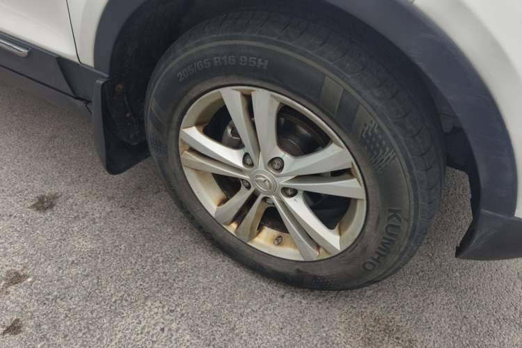 Used HYOSOW S3 2014 1.5L Luxury Version China IV Emission Standard Right Front Wheel Hub