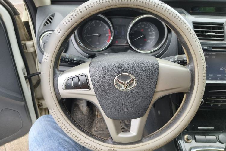 Used HYOSOW S3 2014 1.5L Luxury Version China IV Emission Standard Steering Wheel