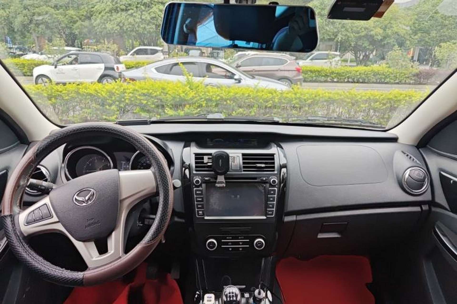 Used HYOSOW S3 2014 1.5L Luxury Version China IV Emission Standard Center Console