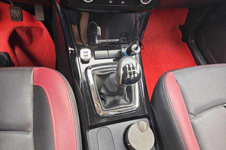 Used HYOSOW S3 2014 1.5L Luxury Version China IV Emission Standard Gear Lever