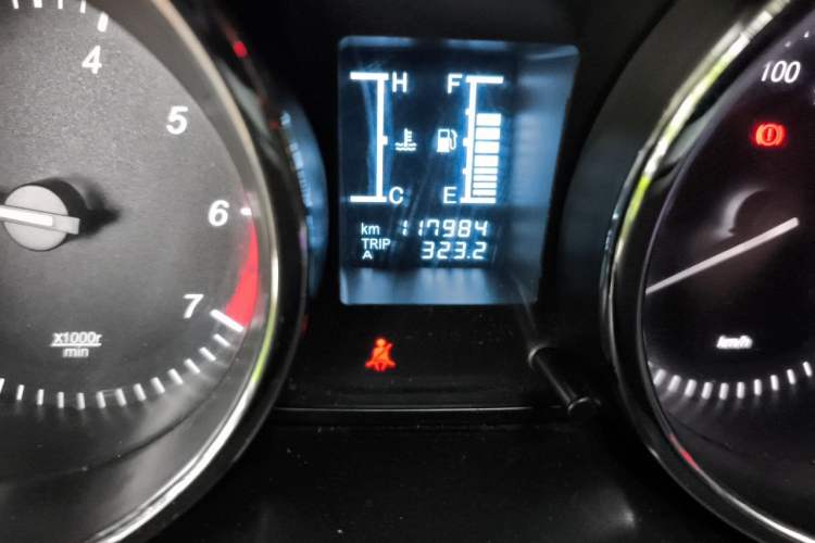 Used HYOSOW S3 2014 1.5L Luxury Version China IV Emission Standard Odometer Close Up