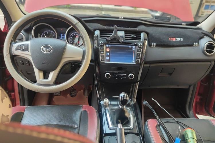 Used HYOSOW S3 2015 1.5L Luxury Model China V Standard Center Console