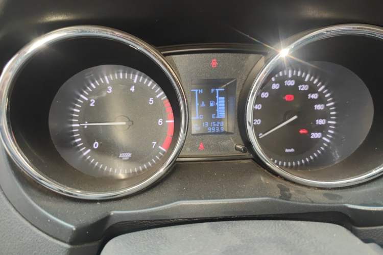 Used HYOSOW S3 2015 1.5L Luxury Model China V Standard Odometer Close Up