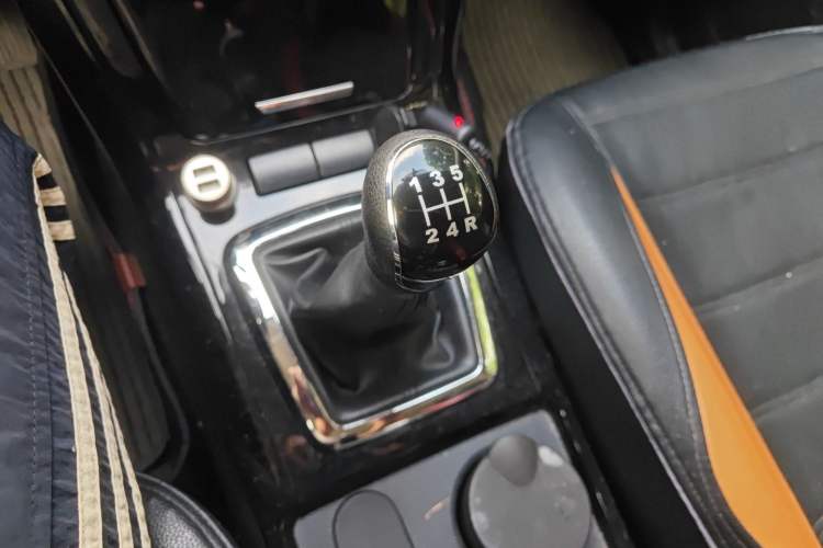 Used HYOSOW S3 2015 1.5L Luxury Model China V Standard Gear Lever