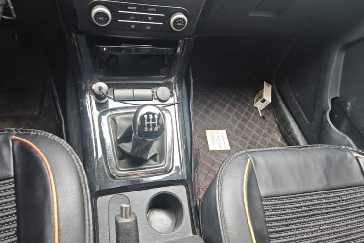 Used HYOSOW S3 2015 1.5L Luxury Model China V Standard Gear Lever