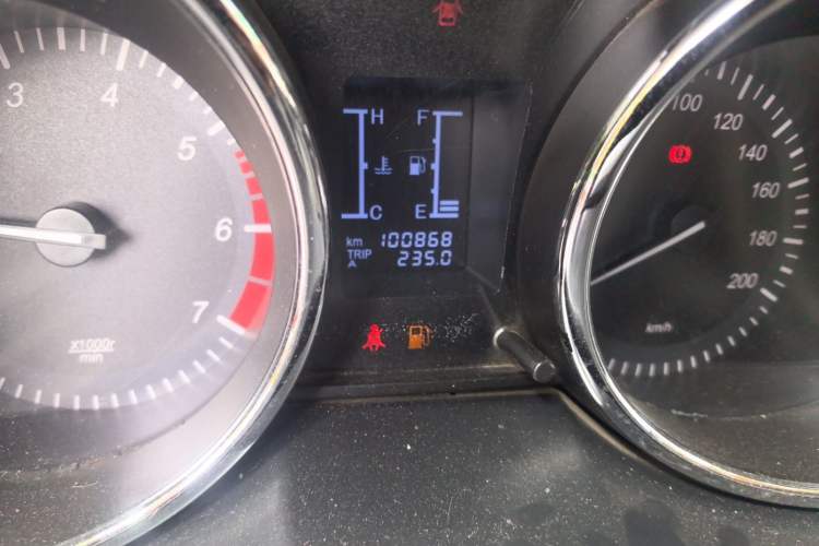 Used HYOSOW S3 2015 1.5L Luxury Model China V Standard Odometer Close Up