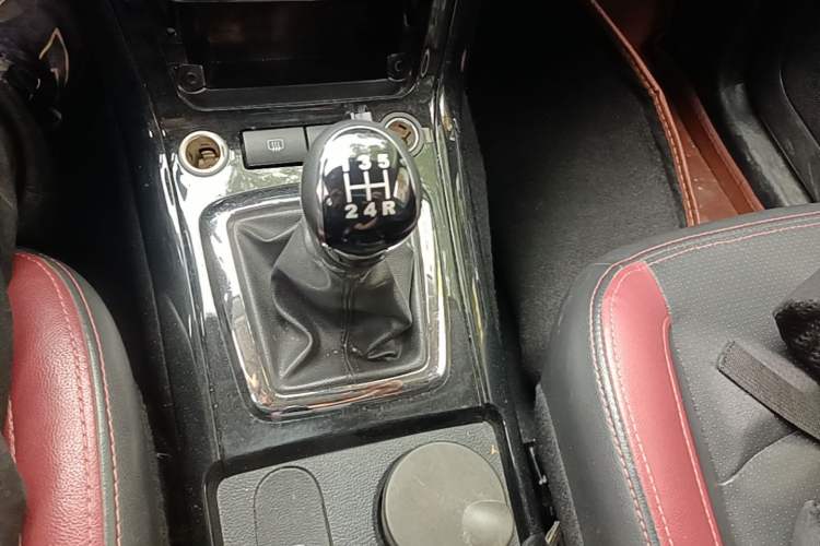 Used HYOSOW S3 2016 1.5L Manual Comfort Version China IV Emission Standard Gear Lever