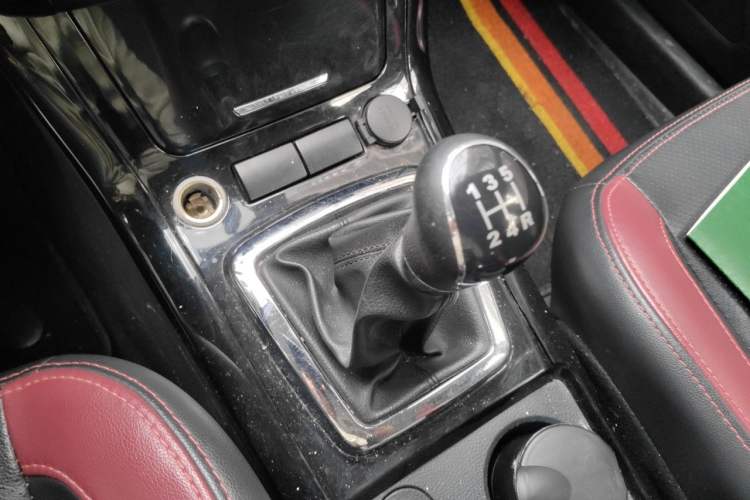 Used HYOSOW S3 2016 1.5L Manual Luxury Edition China IV Emission Standard Gear Lever