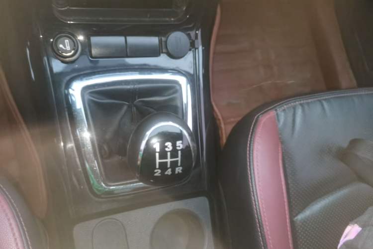 Used HYOSOW S3 2016 1.5L Manual Luxury Edition China IV Emission Standard Gear Lever