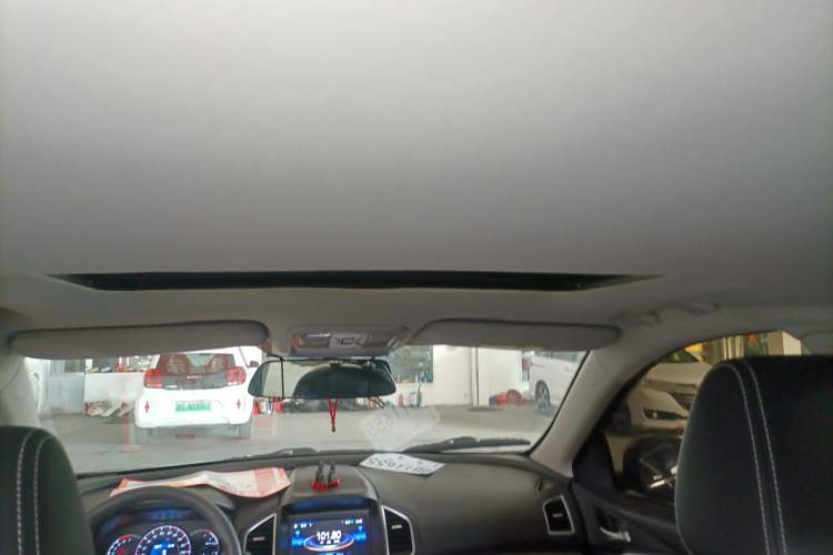 Used HYOSOW S6 2016 1.5T Manual Fashion Model Headliner