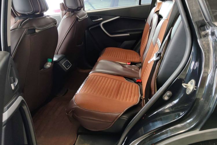 Used HYOSOW S6 2016 1.5T Manual Fashion Model Interior 4