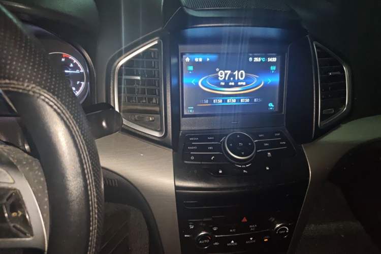 Used HYOSOW S6 2016 1.5T Manual Fashion Model Audio And AC Panel