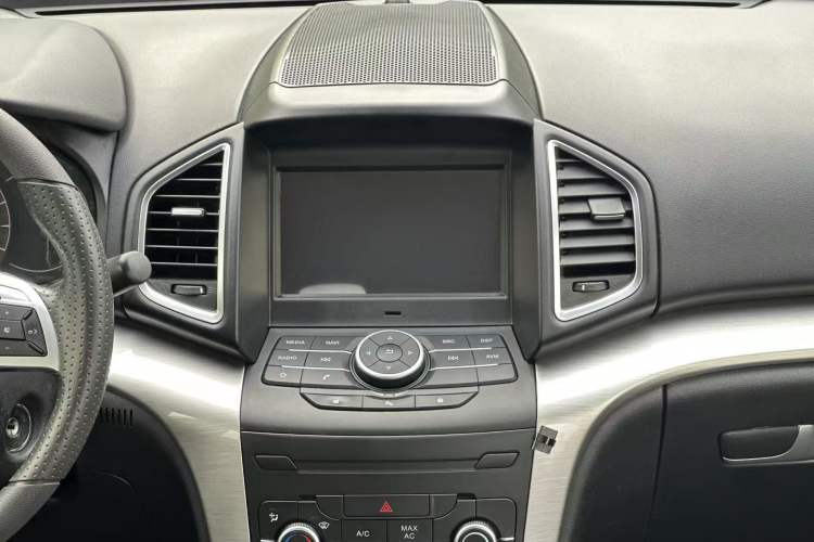 Used HYOSOW S6 2016 1.5T Manual Fashion Model Audio And AC Panel