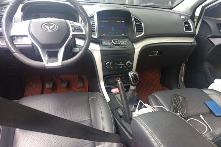 Used HYOSOW S6 2016 1.5T Manual Fashion Model Center Console