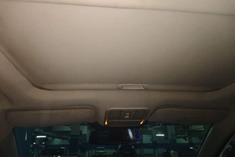 Used HYOSOW S6 2016 1.5T Manual Fashion Model Headliner