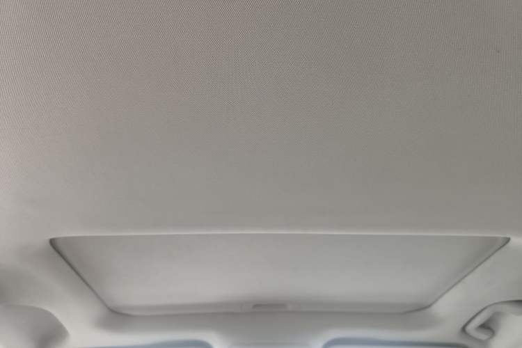 Used HYOSOW S6 2016 1.5T Manual Fashion Model Headliner
