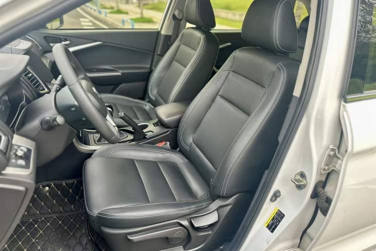 Used HYOSOW S6 2016 1.5T Manual Fashion Model Interior 3