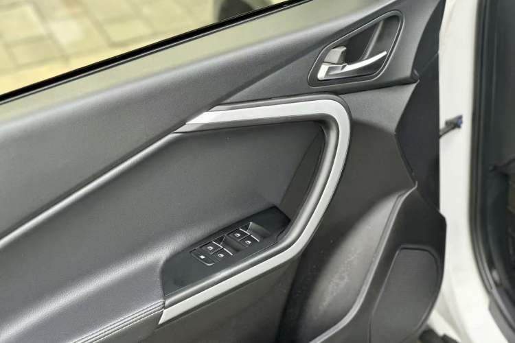 Used HYOSOW S6 2016 1.5T Manual Fashion Model Interior 6