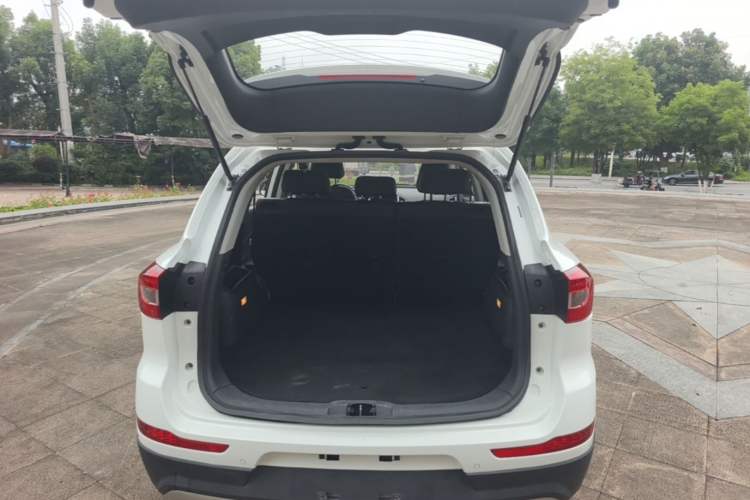 Used HYOSOW S6 2016 1.5T Manual Leading Model Trunk