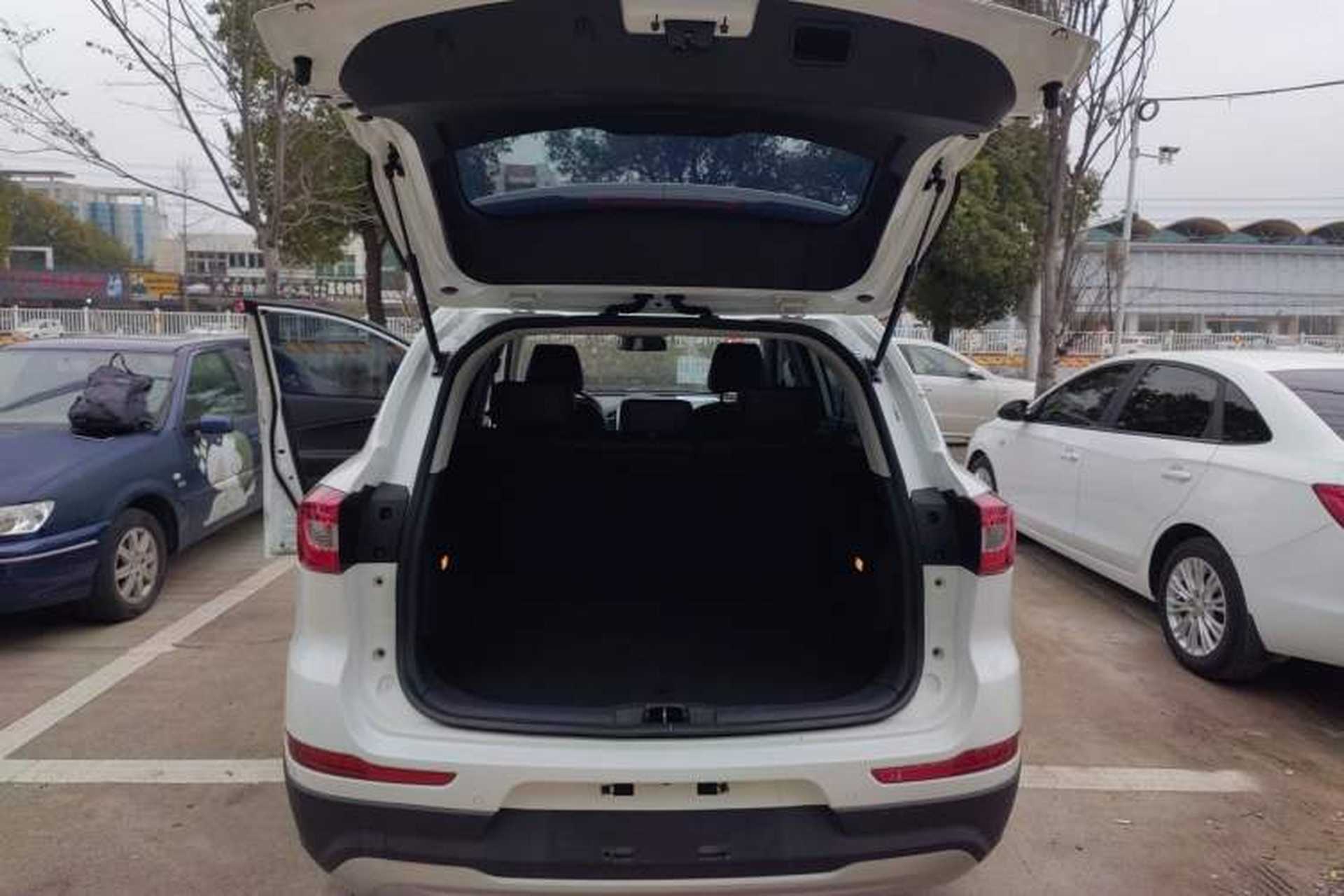 Used HYOSOW S6 2016 1.5T Manual Fashion Model Trunk