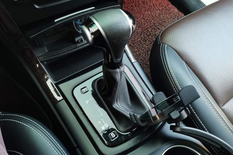 Used HYOSOW S6 2017 1.5T CVT Premium Edition Gear Lever